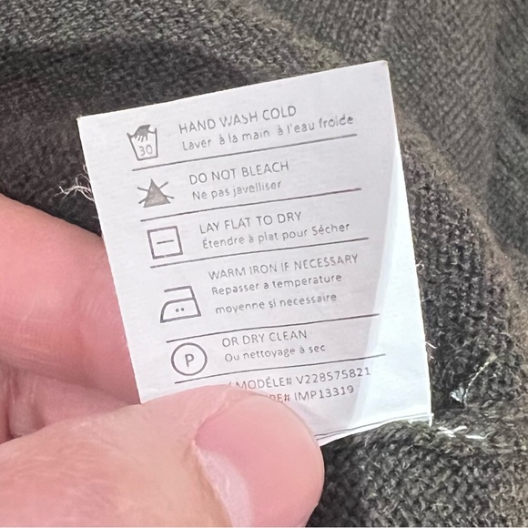 Vince Wool Cashmere Weekend V-Neck Sweater - Picture 6 of 6